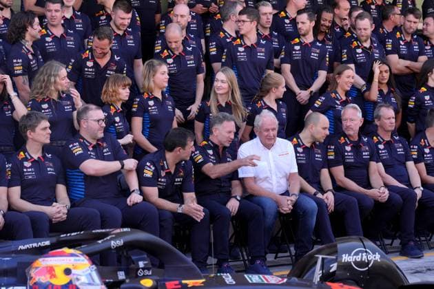 Formula 1 Etihad Airways Abu Dhabi Grand Prix 2024 08.12.2024, Yas Marina Circuit, Abu Dhabi, Formula 1 Etihad Airways Abu Dhabi Grand Prix 2024 , im Bild Mannschaftsfoto von Oracle Red Bull Racing mit Max Verstappen (NLD), Oracle Red Bull Racing und Sergio Perez (MEX), Oracle Red Bull Racing