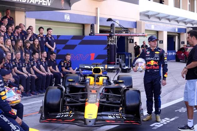 Formula 1 Etihad Airways Abu Dhabi Grand Prix 2024 08.12.2024, Yas Marina Circuit, Abu Dhabi, Formula 1 Etihad Airways Abu Dhabi Grand Prix 2024 , im Bild Mannschaftsfoto von Oracle Red Bull Racing mit Max Verstappen (NLD), Oracle Red Bull Racing und Sergio Perez (MEX), Oracle Red Bull Racing