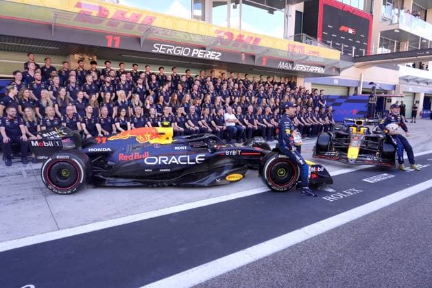 Formula 1 Etihad Airways Abu Dhabi Grand Prix 2024 08.12.2024, Yas Marina Circuit, Abu Dhabi, Formula 1 Etihad Airways Abu Dhabi Grand Prix 2024 , im Bild Mannschaftsfoto von Oracle Red Bull Racing mit Max Verstappen (NLD), Oracle Red Bull Racing und Sergio Perez (MEX), Oracle Red Bull Racing