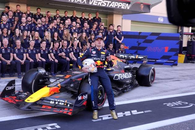 Formula 1 Etihad Airways Abu Dhabi Grand Prix 2024 08.12.2024, Yas Marina Circuit, Abu Dhabi, Formula 1 Etihad Airways Abu Dhabi Grand Prix 2024 , im Bild Mannschaftsfoto von Oracle Red Bull Racing mit Max Verstappen (NLD), Oracle Red Bull Racing und Sergio Perez (MEX), Oracle Red Bull Racing