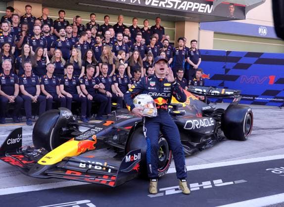 Formula 1 Etihad Airways Abu Dhabi Grand Prix 2024 08.12.2024, Yas Marina Circuit, Abu Dhabi, Formula 1 Etihad Airways Abu Dhabi Grand Prix 2024 , im Bild Mannschaftsfoto von Oracle Red Bull Racing mit Max Verstappen (NLD), Oracle Red Bull Racing und Sergio Perez (MEX), Oracle Red Bull Racing