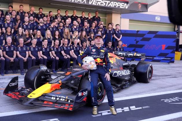 Formula 1 Etihad Airways Abu Dhabi Grand Prix 2024 08.12.2024, Yas Marina Circuit, Abu Dhabi, Formula 1 Etihad Airways Abu Dhabi Grand Prix 2024 , im Bild Mannschaftsfoto von Oracle Red Bull Racing mit Max Verstappen (NLD), Oracle Red Bull Racing und Sergio Perez (MEX), Oracle Red Bull Racing