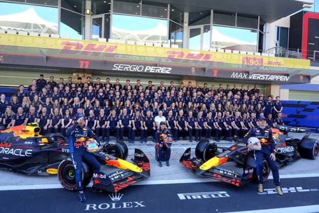 Formula 1 Etihad Airways Abu Dhabi Grand Prix 2024 08.12.2024, Yas Marina Circuit, Abu Dhabi, Formula 1 Etihad Airways Abu Dhabi Grand Prix 2024 , im Bild Mannschaftsfoto von Oracle Red Bull Racing mit Max Verstappen (NLD), Oracle Red Bull Racing und Sergio Perez (MEX), Oracle Red Bull Racing
