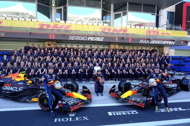 Formula 1 Etihad Airways Abu Dhabi Grand Prix 2024 08.12.2024, Yas Marina Circuit, Abu Dhabi, Formula 1 Etihad Airways Abu Dhabi Grand Prix 2024 , im Bild Mannschaftsfoto von Oracle Red Bull Racing mit Max Verstappen (NLD), Oracle Red Bull Racing und Sergio Perez (MEX), Oracle Red Bull Racing