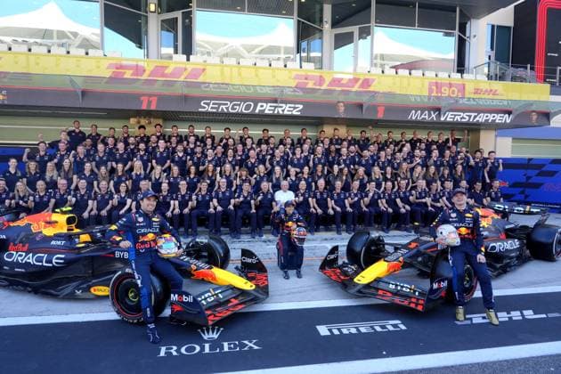 Formula 1 Etihad Airways Abu Dhabi Grand Prix 2024 08.12.2024, Yas Marina Circuit, Abu Dhabi, Formula 1 Etihad Airways Abu Dhabi Grand Prix 2024 , im Bild Mannschaftsfoto von Oracle Red Bull Racing mit Max Verstappen (NLD), Oracle Red Bull Racing und Sergio Perez (MEX), Oracle Red Bull Racing