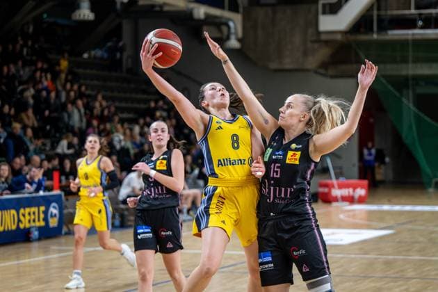 Basketball Berlin 07.12.2024 Saison 2024 2025 Toyota DBBL 1. Bundesliga Frauen, Damen Alba Berlin - Saarlouis Royals Henriette Höfermann (Alba, No.08) Monika Jasnowska (Saarlouis, No.15)