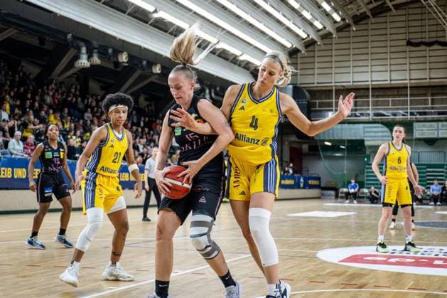 Basketball Berlin 07.12.2024 Saison 2024 2025 Toyota DBBL 1. Bundesliga Frauen, Damen Alba Berlin - Saarlouis Royals Monika Jasnowska (Saarlouis, No.15) Marie Bertholdt (Alba, No.04)