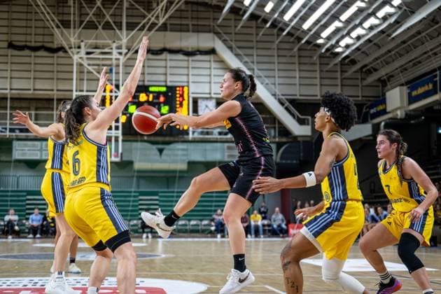 Basketball Berlin 07.12.2024 Saison 2024 2025 Toyota DBBL 1. Bundesliga Frauen, Damen Alba Berlin - Saarlouis Royals Magaly Meynadier (Saarlouis, No.05) Deeshyra Thomas (Alba, No.21) Leoni Kreyenfeld (Alba, No.07) Tessa Stammberger (Alba, No.06)