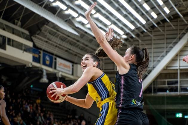 Basketball Berlin 07.12.2024 Saison 2024 2025 Toyota DBBL 1. Bundesliga Frauen, Damen Alba Berlin - Saarlouis Royals Maggie Mulligan (Alba, No.00) Margaret Marusa Senicar (Saarlouis, No.07)