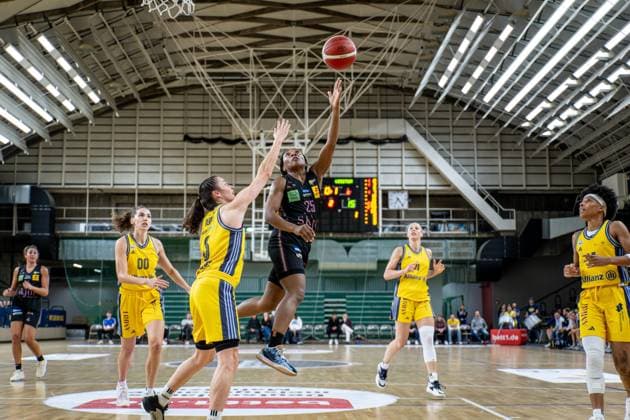 Basketball Berlin 07.12.2024 Saison 2024 2025 Toyota DBBL 1. Bundesliga Frauen, Damen Alba Berlin - Saarlouis Royals Martha Burse (Saarlouis, No.25) Tessa Stammberger (Alba, No.06)