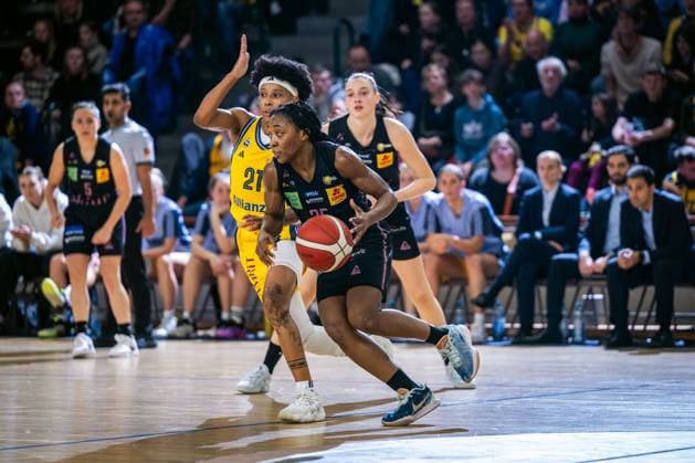 Basketball Berlin 07.12.2024 Saison 2024 2025 Toyota DBBL 1. Bundesliga Frauen, Damen Alba Berlin - Saarlouis Royals Martha Burse (Saarlouis, No.25) Deeshyra Thomas (Alba, No.21)