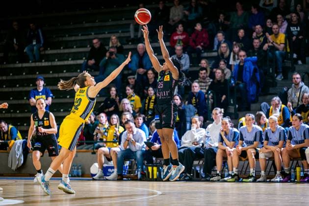 Basketball Berlin 07.12.2024 Saison 2024 2025 Toyota DBBL 1. Bundesliga Frauen, Damen Alba Berlin - Saarlouis Royals Martha Burse (Saarlouis, No.25) Lena Gohlisch (Alba, No.12)