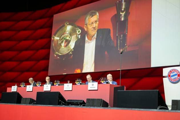 Herbert Heiner (FC Bayern Muenchen, Praesident), auf der Leinwand vor dem Praesidium, GER, FC Bayern Muenchen, Fussball, Bundesliga, Mitgliederversamlung, Jahreshauptversammlung, Spielzeit 2024 2025, 08.12.2024, Eibner-Pressefoto Sascha Walther GER, FC Bayern Muenchen, Fussball, Bundesliga, Mitgliederversamlung, Jahreshauptversammlung, Spielzeit 2024 2025, 08.12.2024 Muenchen Copyright: xEibner-Pressefotox EP_EER