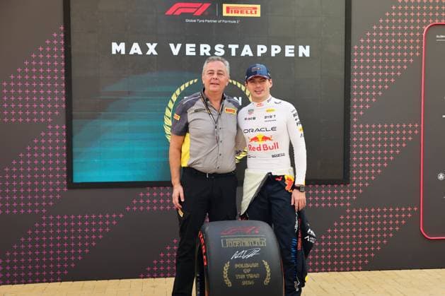 Max Verstappen (Oracle Red Bull Racing, 01), Mario Isola, Fastest Lap Award, Pirelli, ARE, Formel 1 Weltmeisterschaft, Abu Dhabi Grand Prix, Yas Marina Circuit, 08.12.2024 ARE, Formel 1 Weltmeisterschaft, Abu Dhabi Grand Prix, Vereinigte Arabische Emirate, Yas Marina Circuit, 08.12.2024 Abu Dhabi Copyright: xEibner-Pressefoto AnnikaxGrafx EP_AGF