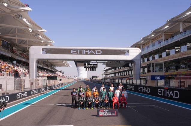 Formula 1 Etihad Airways Abu Dhabi Grand Prix 2024 08.12.2024, Yas Marina Circuit, Abu Dhabi, Formula 1 Etihad Airways Abu Dhabi Grand Prix 2024 , im Bild Abschlussfoto der Saison 2024: Hintere Reihe von links nach rechts: Valtteri Bottas (FIN), Stake F1 Team Kick Sauber, Zhou Guanyu (CHN), Stake F1 Team Kick Sauber, Yuki Tsunoda (JPN), Visa Cash App RB Formula One Team, Liam Lawson (NZL), Visa Cash App RB Formula One Team, Kevin Magnussen (DNK), MoneyGram Haas F1 Team, Nico Hülkenberg (DEU), MoneyGram Haas F1 Team. Mittlere Reihe von links nach rechts: Jack Doohan (AUS), Alpine F1 Team, Pierre Gasly (FRA), Alpine F1 Team, Oscar Piastri (AUS), McLaren F1 Team, Lando Norris (GBR), McLaren F1 Team, Lance Stroll (CAN), Aston Martin Aramco Cognizant Formula One Team, Fernando Alonso (ESP), Aston Martin Aramco Cognizant Formula One Team, Alexander Albon (GBR), Williams Racing, Franco Colapinto (ARG), Williams Racing. Vordere Reihe von links nach rechts: George Russell (GBR), Mercedes-AMG Petronas Formula One Team, Lewis Hamilton (GBR), Mercedes-AMG Petronas Formula One Team, Sergio Perez (MEX), Oracle Red Bull Racing, Max Verstappen (NLD), Oracle Red Bull Racing, Charles Leclerc (MCO), Scuderia Ferrari HP, Carlos Sainz Jr. (ESP), Scuderia Ferrari HP.