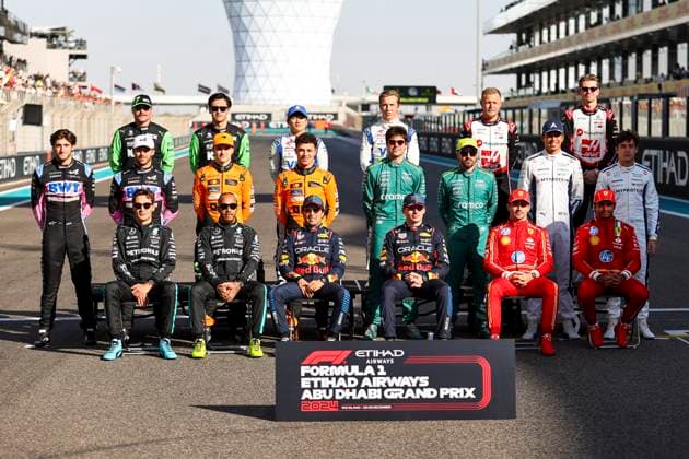Sport Bilder des Tages Max Verstappen, Sergio Perez, Lewis Hamilton, George Russell, Charles Leclerc, Carlos Sainz, Lando Norris, Oscar Piastri, Fernando Alonso, Lance Stroll, Jack Doohan, Pierre Gasly, Valtteri Bottas, Zhou Guanyu, Kevin Magnussen, Nico Hulkenberg, Alex Albon, Franco Colapinto, Yuki Tsunoda, Liam Lawson Offizielles Foto der Fahrer am Ende der Saison, Race, F1 Grand Prix of Abu Dhabi, Yas Marina Circuit am 08. December 2024 in Abu Dhabi, United Arab Emirates. (Foto von Diogo Cardoso DeFodi Images) Max Verstappen, Sergio Perez, Lewis Hamilton, George Russell, Charles Leclerc, Carlos Sainz, Lando Norris, Oscar Piastri, Fernando Alonso, Lance Stroll, Jack Doohan, Pierre Gasly, Valtteri Bottas, Zhou Guanyu, Kevin Magnussen, Nico Hulkenberg, Alex Albon, Franco Colapinto, Yuki Tsunoda, Liam Lawson End of the Season drivers official photo, Race, F1 Grand Prix of Abu Dhabi, Yas Marina Circuit on December 8, 2024 in Abu Dhabi, United Arab Emirates. (Photo by Diogo Cardoso DeFodi Images) Defodi-645_f1abu20241208_043