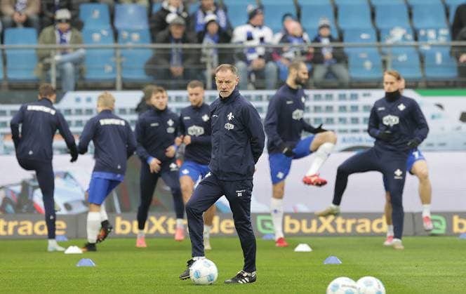 Darius Scholtysik , co Trainer Darmstadt Fussball, Herren, Saison 2024 2025, 2.BL, Volksparkstadion, Hamburger SV gegen SV Darmstadt 98 DFL REGULATIONS PROHIBIT ANY USE OF PHOTOGRAPHS AS IMAGE SEQUENCES AND OR QUASI-VIDEO.