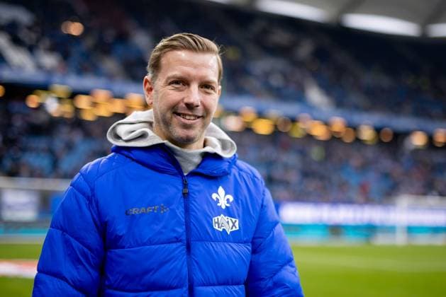 Hamburg, 8. Dezember 2024 - Fußball, 2. Bundesliga 2024 25, Hamburger SV - SV Darmstadt 98: Florian Kohfeldt (SV Darmstadt 98, Trainer) DFL REGULATIONS PROHIBIT ANY USE OF PHOTOGRAPHS AS IMAGE SEQUENCES AND OR QUASI-VIDEO.