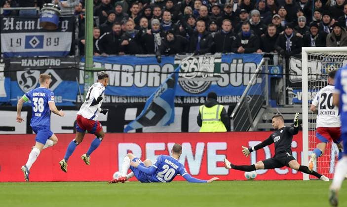 Hier erzielt Ransford-Yeboah Koenigsdoerffer (HSV) das 1-0 Fussball, Herren, Saison 2024 2025, 2.BL, Volksparkstadion, Hamburger SV gegen SV Darmstadt 98 DFL REGULATIONS PROHIBIT ANY USE OF PHOTOGRAPHS AS IMAGE SEQUENCES AND OR QUASI-VIDEO.