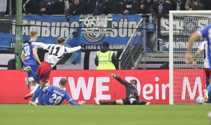 Hier erzielt Ransford-Yeboah Koenigsdoerffer (HSV) das 1-0 Fussball, Herren, Saison 2024 2025, 2.BL, Volksparkstadion, Hamburger SV gegen SV Darmstadt 98 DFL REGULATIONS PROHIBIT ANY USE OF PHOTOGRAPHS AS IMAGE SEQUENCES AND OR QUASI-VIDEO.