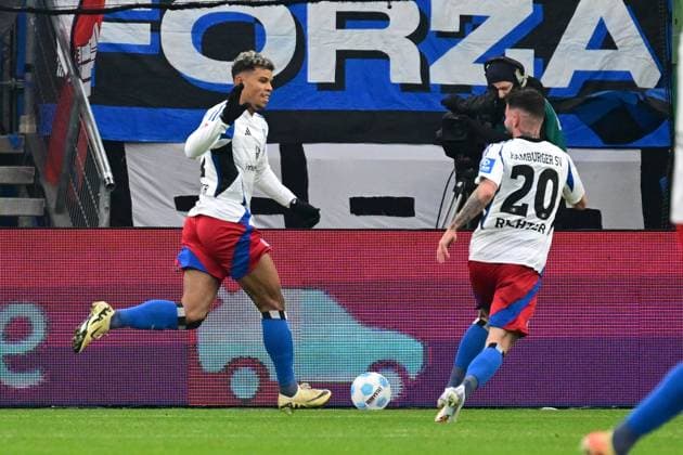 Fussball I Herren I 2. Bundesliga l Hamburger SV - SV Darmstadt 98 I 15. Spieltag I Saison 2024-2025 I HSV I 08.12.2024 I HSV Torjubel zum 1:0 Torschuetze ist Koenigsdoerffer Ransford-Yeboah (HSV) hier mit Richter Marco (HSV) , Sportplatz : Volksparkstadion, Stellingen Hamburg Deutschland