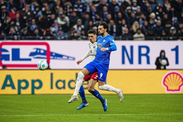 Dennis Hadzikadunic (Hamburger SV, 05), Fraser Hornby (SV Darmstadt 98, 09) GER, Hamburger SV vs. SV Darmstadt 98, Fussball, 2. Bundesliga, Spieltag 15, Saison 2024 2025, 08.12.2024 DFL REGULATIONS PROHIBIT ANY USE OF PHOTOGRAPHS AS IMAGE SEQUENCES AND OR QUASI-VIDEO GER, Hamburger SV vs. SV Darmstadt 98, Fussball, 2. Bundesliga, Spieltag 15, Saison 2024 2025, 08.12.2024 Hamburg