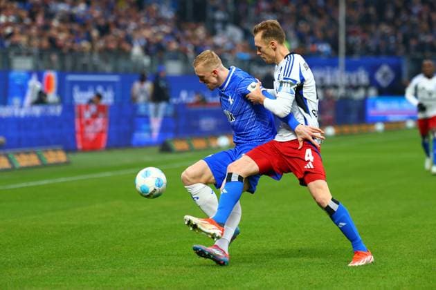 GER,Hamburg, Fussball, DFB, Hamburger SV vs SV Darmstadt 98 , im Hamburger Volksparkstadion , 08.12.2024 , v.l. Isac Lidberg ( SV Darmstadt 98 ), Sebastian Schonlau (Hamburger SV) ,in aktion, in action DFL regulations prohibit any use of photographs as image sequences and or quasi-video.