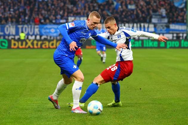 Sport Bilder des Tages GER,Hamburg, Fussball, DFB, Hamburger SV vs SV Darmstadt 98 , im Hamburger Volksparkstadion , 08.12.2024 , v.l. Isac Lidberg ( SV Darmstadt 98 ) , Miro Muheim (Hamburger SV) in aktion, in action DFL regulations prohibit any use of photographs as image sequences and or quasi-video.
