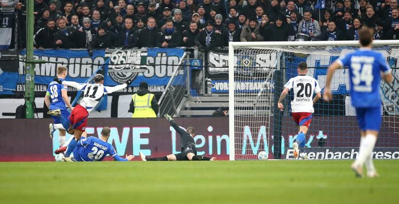08.12.2024, Fussball 2. Bundesliga 2024 2025, 15. Spieltag, Hamburger SV - SV Darmstadt 98, im Volksparkstadion Hamburg. Tor zum 1:0 durch Torschütze Ransford-Yeboah Königsdörffer (Hamburg)