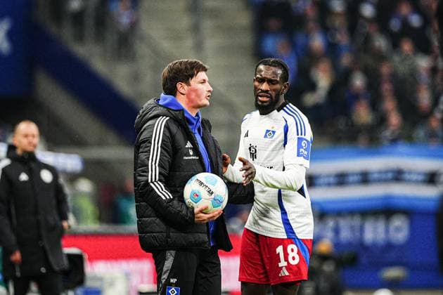 Merlin Polzin (Hamburger SV, Co-Trainer) und Bakery Jatta (Hamburger SV, 18) GER, Hamburger SV vs. SV Darmstadt 98, Fussball, 2. Bundesliga, Spieltag 15, Saison 2024 2025, 08.12.2024 DFL REGULATIONS PROHIBIT ANY USE OF PHOTOGRAPHS AS IMAGE SEQUENCES AND OR QUASI-VIDEO GER, Hamburger SV vs. SV Darmstadt 98, Fussball, 2. Bundesliga, Spieltag 15, Saison 2024 2025, 08.12.2024 Hamburg