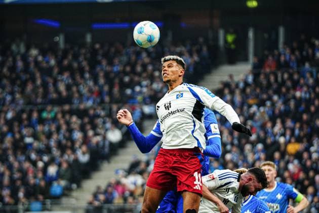 Sport Bilder des Tages Kopfball Ransford-Yeboah Koenigsdoerffer (Hamburger SV, 11) GER, Hamburger SV vs. SV Darmstadt 98, Fussball, 2. Bundesliga, Spieltag 15, Saison 2024 2025, 08.12.2024 DFL REGULATIONS PROHIBIT ANY USE OF PHOTOGRAPHS AS IMAGE SEQUENCES AND OR QUASI-VIDEO GER, Hamburger SV vs. SV Darmstadt 98, Fussball, 2. Bundesliga, Spieltag 15, Saison 2024 2025, 08.12.2024 Hamburg