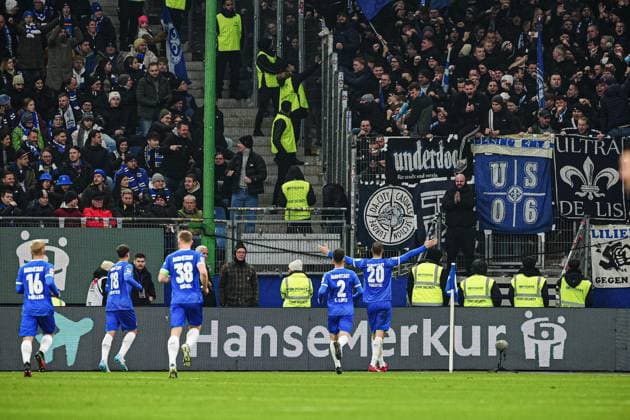 Torjubel SV Darmstadt 98 nach Tor zum 1:1 per Kopfball Aleksandar Vukotic (SV Darmstadt 98, 20) GER, Hamburger SV vs. SV Darmstadt 98, Fussball, 2. Bundesliga, Spieltag 15, Saison 2024 2025, 08.12.2024 DFL REGULATIONS PROHIBIT ANY USE OF PHOTOGRAPHS AS IMAGE SEQUENCES AND OR QUASI-VIDEO GER, Hamburger SV vs. SV Darmstadt 98, Fussball, 2. Bundesliga, Spieltag 15, Saison 2024 2025, 08.12.2024 Hamburg
