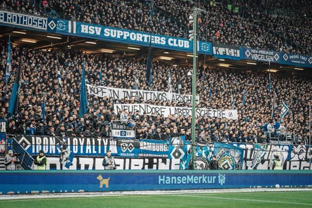 Fußball Männer Saison 2024 2025 2. Fußball-Bundesliga 15. Spieltag Hamburger SV vs. SV Darmstadt 98 08.12.2024 HSV Fans mit einem Transparent: Kopf In Infantinos Arsch - Neuendorf labert Scheiße, Kritik am DFB und FIFA WM vergabe Saudi Arabien Hamburg Volksparkstadion Hamburg Deutschland