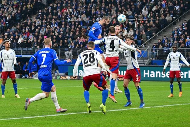 Fussball I Herren I 2. Bundesliga l Hamburger SV - SV Darmstadt 98 I 15. Spieltag I Saison 2024-2025 I HSV I 08.12.2024 I v.l. Vukotic Aleksander (Darmstadt 98) koepft gegen Schonlau Sebastian (HSV) das 1:1 , Sportplatz : Volksparkstadion, Stellingen Hamburg Deutschland