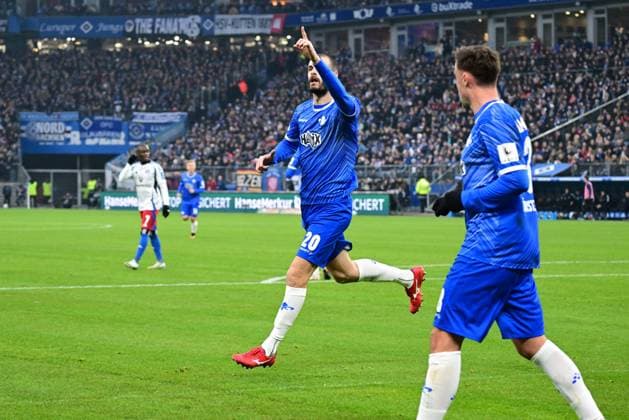 Fussball I Herren I 2. Bundesliga l Hamburger SV - SV Darmstadt 98 I 15. Spieltag I Saison 2024-2025 I HSV I 08.12.2024 I Darmstadt Torjubel zum 1:1 Torschuetze ist Vukotic Aleksander (Darmstadt 98) , Sportplatz : Volksparkstadion, Stellingen Hamburg Deutschland
