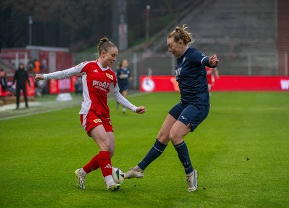 Fußball, Frauen, Saison 2024 2025, 2. Frauen-Bundesliga (12. Spieltag), 1. FC Union Berlin - VfL Bochum, v. l. Pia Metzker (1. Frauen 1. FC Union), Antonia Haase, 08.12. 2024, Copyright: xMatthiasxKochx