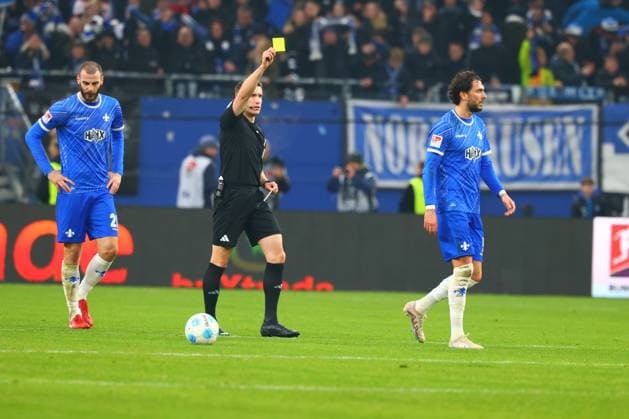 GER,Hamburg, Fussball, DFB, Hamburger SV vs SV Darmstadt 98 , im Hamburger Volksparkstadion , 08.12.2024 , Fraser Hornby ( SV Darmstadt 98 ) bekommt die gelbe Karte wegen meckern. DFL regulations prohibit any use of photographs as image sequences and or quasi-video.