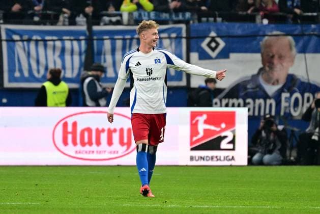 Fussball I Herren I 2. Bundesliga l Hamburger SV - SV Darmstadt 98 I 15. Spieltag I Saison 2024-2025 I HSV I 08.12.2024 I HSV Torjubel zum 2:1 Torschuetze ist Karabec Adam (HSV) mit gruss zur Bank , Sportplatz : Volksparkstadion, Stellingen Hamburg Deutschland