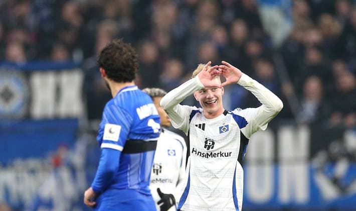 08.12.2024, Fussball 2. Bundesliga 2024 2025, 15. Spieltag, Hamburger SV - SV Darmstadt 98, im Volksparkstadion Hamburg. Jubel Torschütze Adam Karabec (Hamburg) zum Tor zum 2:1