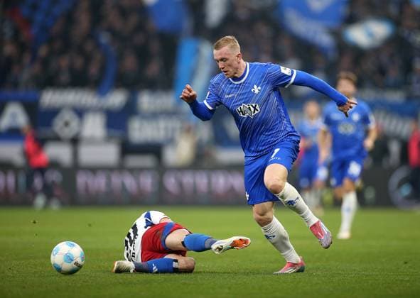 08.12.2024, Fussball 2. Bundesliga 2024 2025, 15. Spieltag, Hamburger SV - SV Darmstadt 98, im Volksparkstadion Hamburg. (L-R) Marco Richter (Hamburg) gegen Isac Lidberg (SV Darmstadt 98)