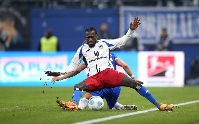 08.12.2024, Fussball 2. Bundesliga 2024 2025, 15. Spieltag, Hamburger SV - SV Darmstadt 98, im Volksparkstadion Hamburg. (L-R) Bakery Jatta (Hamburg) gegen Fabian Nürnberger (SV Darmstadt 98)