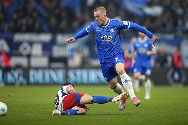 08.12.2024, Fussball 2. Bundesliga 2024 2025, 15. Spieltag, Hamburger SV - SV Darmstadt 98, im Volksparkstadion Hamburg. (L-R) Marco Richter (Hamburg) gegen Isac Lidberg (SV Darmstadt 98)