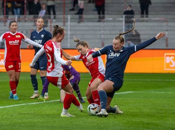 Fußball, Frauen, Saison 2024 2025, 2. Frauen-Bundesliga (12. Spieltag), 1. FC Union Berlin - VfL Bochum, v. l. Pia Metzker (1. Frauen 1. FC Union) erzielt das Tor zum 1:0, Lisa Heiseler (1. Frauen 1. FC Union), Antonia Haase (Bochum), 08.12. 2024, Copyright: xMatthiasxKochx