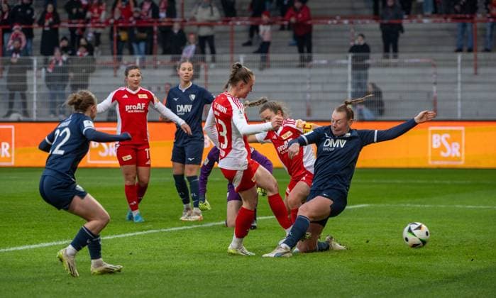 Fußball, Frauen, Saison 2024 2025, 2. Frauen-Bundesliga (12. Spieltag), 1. FC Union Berlin - VfL Bochum, in der Mitte v. l. Pia Metzker (1. Frauen 1. FC Union) erzielt das Tor zum 1:0, Lisa Heiseler (1. Frauen 1. FC Union), Antonia Haase (Bochum), 08.12. 2024, Copyright: xMatthiasxKochx