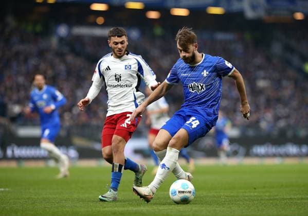 08.12.2024, Fussball 2. Bundesliga 2024 2025, 15. Spieltag, Hamburger SV - SV Darmstadt 98, im Volksparkstadion Hamburg. (L-R) William Mikelbrencis (Hamburg) gegen Killian Corredor (SV Darmstadt 98)
