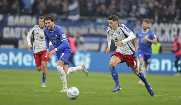 Dennis Hadzikadunic (HSV), Fraser Hornby (SV Darmstadt 98) Fussball, Herren, Saison 2024 2025, 2.BL, Volksparkstadion, Hamburger SV gegen SV Darmstadt 98 DFL REGULATIONS PROHIBIT ANY USE OF PHOTOGRAPHS AS IMAGE SEQUENCES AND OR QUASI-VIDEO.