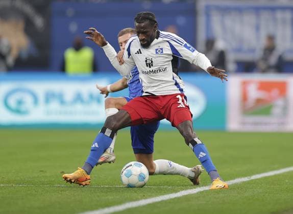Fabian Nuernberger (SV Darmstadt 98), Bakery Jatta (HSV) Fussball, Herren, Saison 2024 2025, 2.BL, Volksparkstadion, Hamburger SV gegen SV Darmstadt 98 DFL REGULATIONS PROHIBIT ANY USE OF PHOTOGRAPHS AS IMAGE SEQUENCES AND OR QUASI-VIDEO.