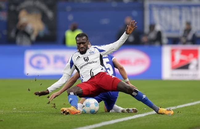 Fabian Nuernberger (SV Darmstadt 98), Bakery Jatta (HSV) Fussball, Herren, Saison 2024 2025, 2.BL, Volksparkstadion, Hamburger SV gegen SV Darmstadt 98 DFL REGULATIONS PROHIBIT ANY USE OF PHOTOGRAPHS AS IMAGE SEQUENCES AND OR QUASI-VIDEO.