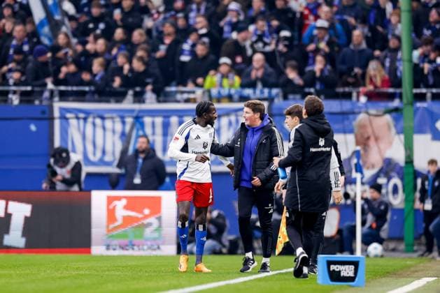 Hamburg, 8. Dezember 2024 - Fußball, 2. Bundesliga 2024 25, Hamburger SV - SV Darmstadt 98: Bakery Jatta (Hamburger SV, 18), Merlin Polzin (Hamburger SV, Trainer) DFL REGULATIONS PROHIBIT ANY USE OF PHOTOGRAPHS AS IMAGE SEQUENCES AND OR QUASI-VIDEO.