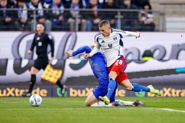 Hamburg, 8. Dezember 2024 - Fußball, 2. Bundesliga 2024 25, Hamburger SV - SV Darmstadt 98: Isac Lidberg (SV Darmstadt 98, 7), Miro Muheim (Hamburger SV, 28) DFL REGULATIONS PROHIBIT ANY USE OF PHOTOGRAPHS AS IMAGE SEQUENCES AND OR QUASI-VIDEO.